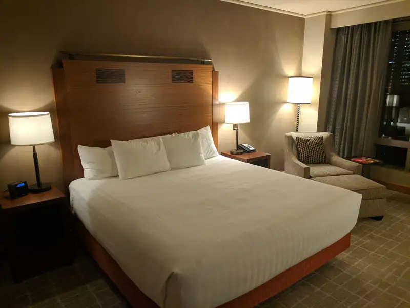 Habitación de hotel preparada para el siguiente huésped